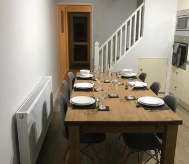 Barmouth House | Swyn y Mor beach close Pet friendly hot tub