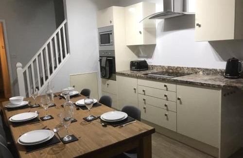 Barmouth House | Swyn y Mor beach close Pet friendly hot tub