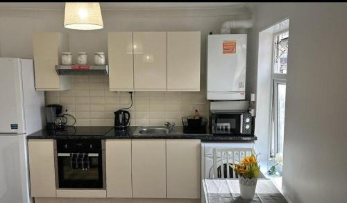 Forest Gate Apartment | Sylvan City Escape in London