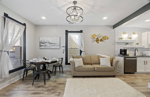 Jeffersonville House | Symphony: Work Friendly & Near Downtown