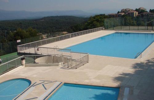 Mougins Apartment | T3 avec magnifique vue montagne, 3 étoiles, piscine et parking, clim