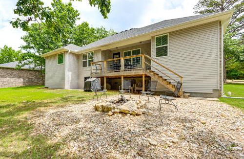 Holiday Island House | Table Rock Lake Retreat Walk to Shore!