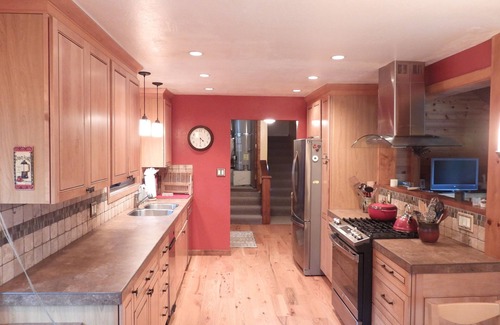 Kingswood Estates Cabin | Tahoe charm - short distance from skiing and Lake Tahoe!