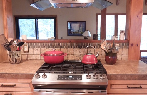 Kingswood Estates Cabin | Tahoe charm - short distance from skiing and Lake Tahoe!