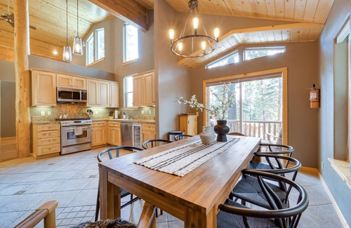Truckee Cabin | Tahoe Donner Mountain Cabin: Surrounded by Forest!