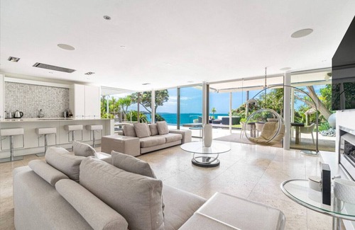 Hauraki House | Takapuna Clifftop with Pool & Hot Tub