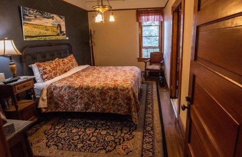 Dufur House | Take An Amazing Trip! Comes with FREE Parking, Close to Columbia River Gorge!