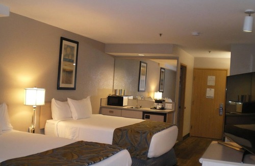 Nampa Hotel | Take An Amazing Vacation! On-site Pool and Restaurant, Near Boise Art Museum!