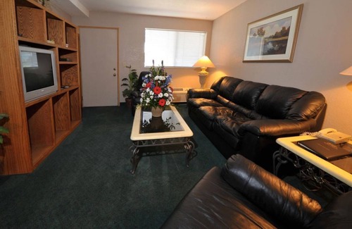 Nampa Hotel | Take An Amazing Vacation! On-site Pool and Restaurant, Near Boise Art Museum!