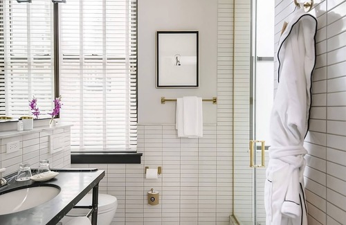 Midtown Hotel | Take The Family On A Trip To NYC! 4 Deluxe Double Queen at Refinery Hotel!