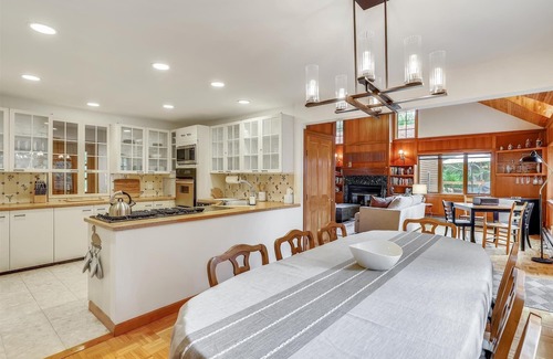 Stowe House | Talking Trees Lodge: 4 br, wood fireplace, deck, hot tub, garage!