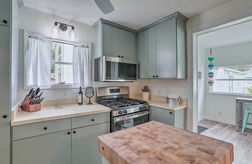 Safety Harbor Cottage | Tampa Bay Area Cottage w/Gas Grill and Fire Pit!