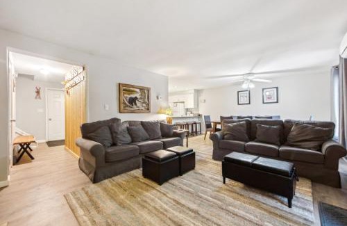 North Creek House | Tannery 64H - Family Retreat with Modern Comforts