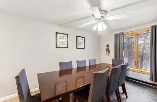North Creek House | Tannery 64H - Family Retreat with Modern Comforts