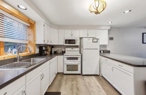 North Creek House | Tannery 64H - Family Retreat with Modern Comforts