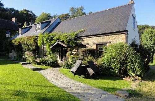 Boncath Cottage | Tansy Cottage - a luxurious and spacious two bedroom cottage with fabulous shared leisure facilities