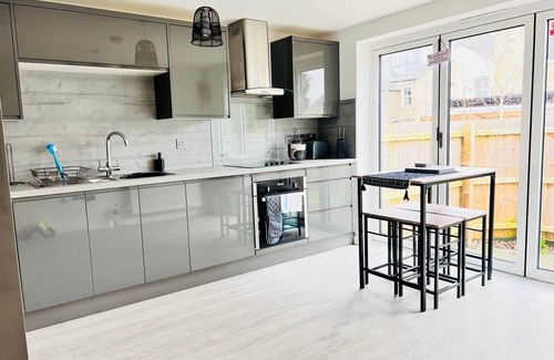 Cambridge Apartment | Tanzanite Apartment in Cambridge
