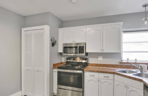 Tarpon River House | Tarpon River Getaway | Minutes to Beach