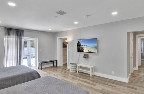 Tarpon River House | Tarpon River Getaway | Minutes to Beach