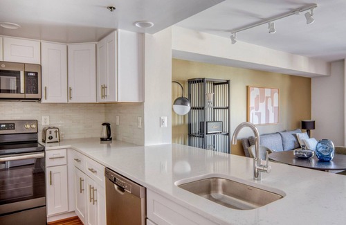 Court House Apartment | Tasteful Clarendon 2BR w/Gym, nr Metro, Bars & Groceries, by Blueground