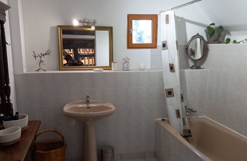 Devay House | Tasteful holiday home in Devay with terrace
