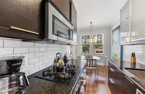 Cherry Condo | Tasteful Myers Park 2BR King Condo | Sunroom