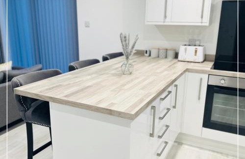 Mapperley Apartment | Tastefully decorated 4 Bed Home in Gedling - Near Colwick Country Park, Victoria Retail Park, City Centre & Nottingham Racecourse