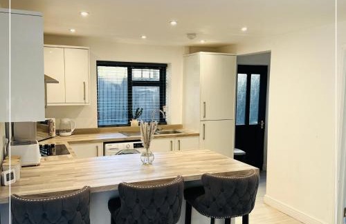 Mapperley Apartment | Tastefully decorated 4 Bed Home in Gedling - Near Colwick Country Park, Victoria Retail Park, City Centre & Nottingham Racecourse