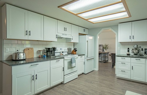 Medford House | Tastefully remodeled 3 bedroom 2 bath home with large private back yard