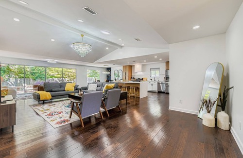 East Oak Hill House | TCH - Comfy 4bd/2ba home in Austin with Workspace