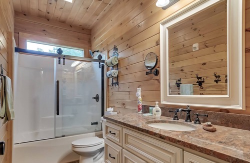 Kirbyville Cabin | Teal's Treasure 3 Bedroom Home by RedAwning