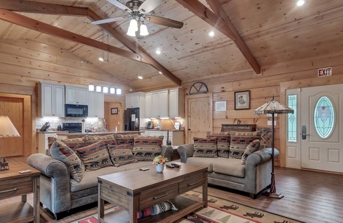 Kirbyville Cabin | Teal's Treasure 3 Bedroom Home by RedAwning
