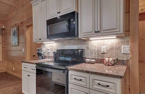 Kirbyville Cabin | Teal's Treasure 3 Bedroom Home by RedAwning