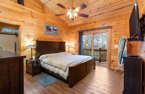 Kirbyville House | Teal's Treasure - Secluded Lakeside Cabin for 8