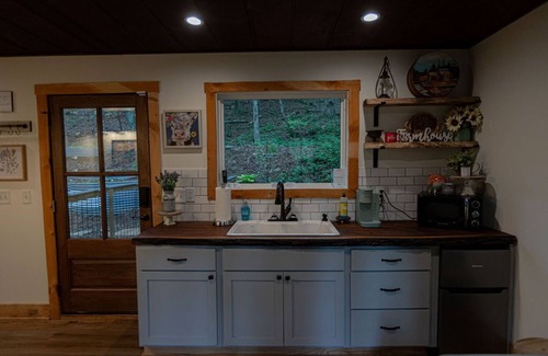 Dahlonega Cabin | Tech Time: Secluded Treehouse Overlooking Creek