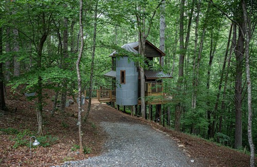 Dahlonega Cabin | Tech Time: Secluded Treehouse Overlooking Creek