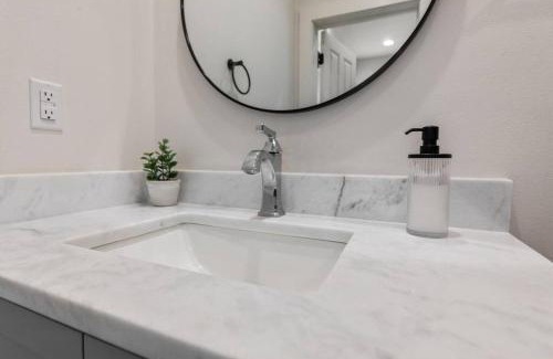 Lafayette Apartment | Teche House KING Bed Luxury Getaway Fast WiFi