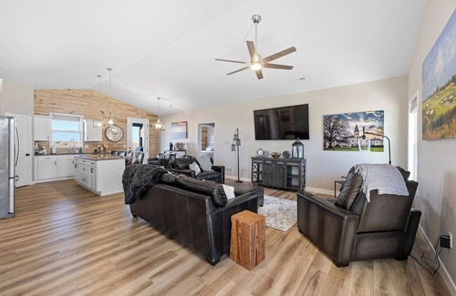 Manhattan House | Tee'd Up Colbert Hills at Home Stay MHK