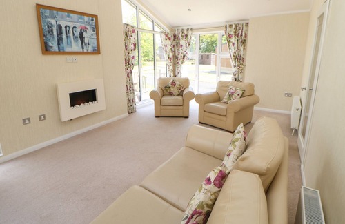 Hutton Rudby Cottage | TEESDALE LODGE, family friendly, with hot tub in Hutton Rudby