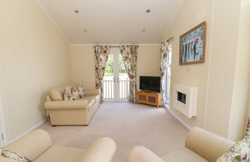 Hutton Rudby Cottage | TEESDALE LODGE, family friendly, with hot tub in Hutton Rudby