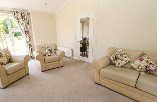Hutton Rudby Cottage | TEESDALE LODGE, family friendly, with hot tub in Hutton Rudby