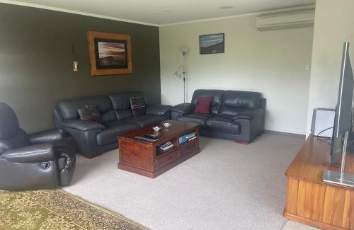 Taupo House | Tempting on Tui - Private home near Taupo CBD