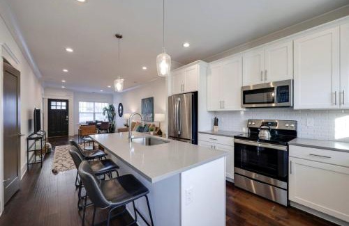 Charlotte Park House | Ten Minutes to Broadway Alluring Gated Townhome