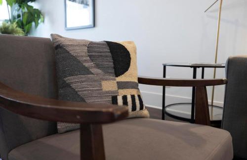 Charlotte Park House | Ten Minutes to Broadway Pet Friendly Escape