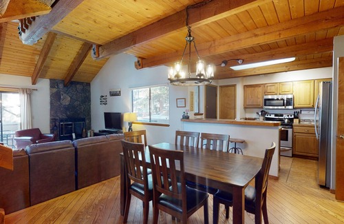 Tennis Village Condo | Tennis Village Escape with A/C, BBQ & Fireplace