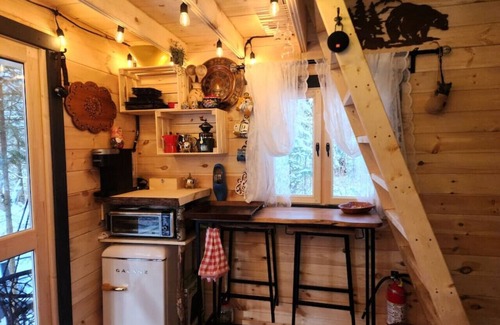 Bracebridge House | Teremok Log Cabin & Cedar Hot Tub & Sauna on Wood