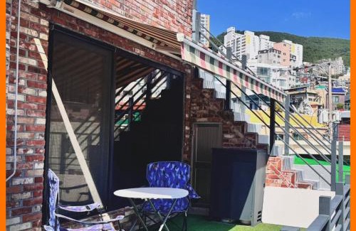 Seomyeon Villa | Terrace Rooftop Luggage Storage Spacious Two Rooms Beam Projector 4 Beds Jeonpo Seomyeon Busan Station