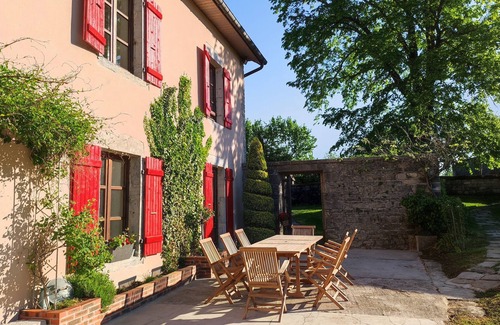 Besain House | Terraced house in a large park in the countryside