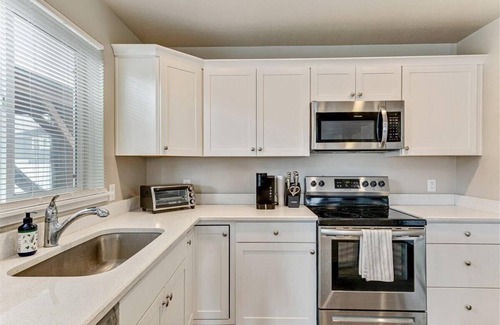 Springville House | Terrific 5-bedroom house in Springville with Mountain Views!
