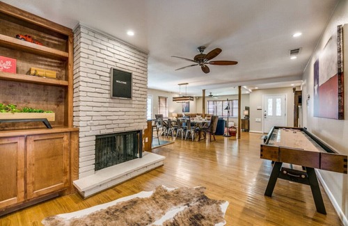 White Rock Hills House | Texas Experience Near Downtown